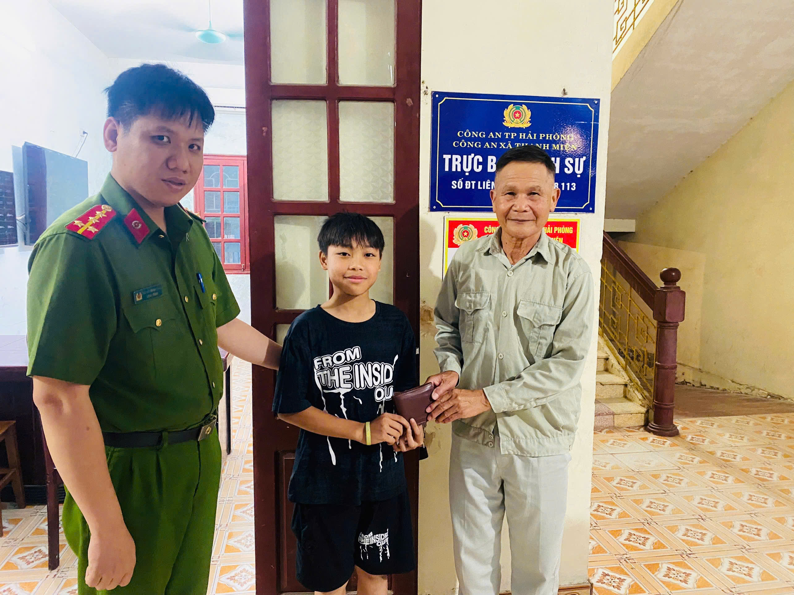 Công an xã Thanh Miện hỗ trợ trao trả tài sản cho người dân